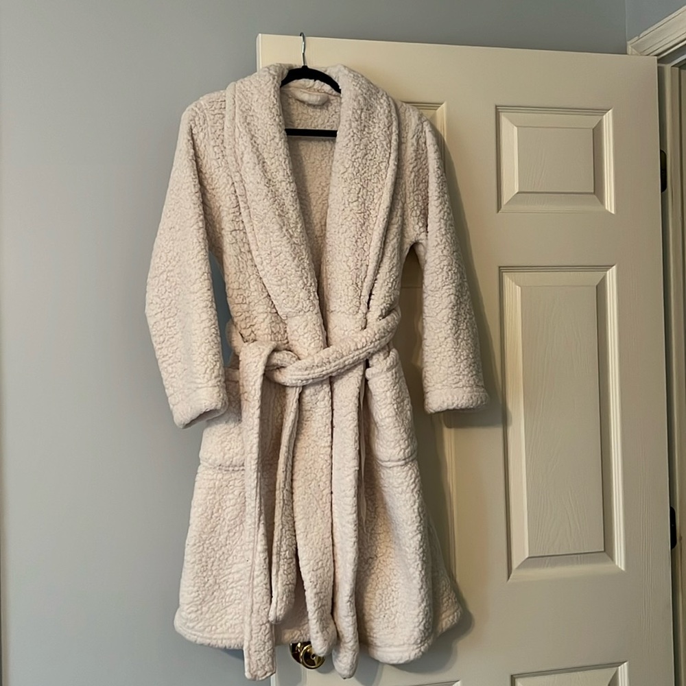 SHERPA ULTA ROBE SIZE S/M, soft and basically new, last pic shows 1 rough patch